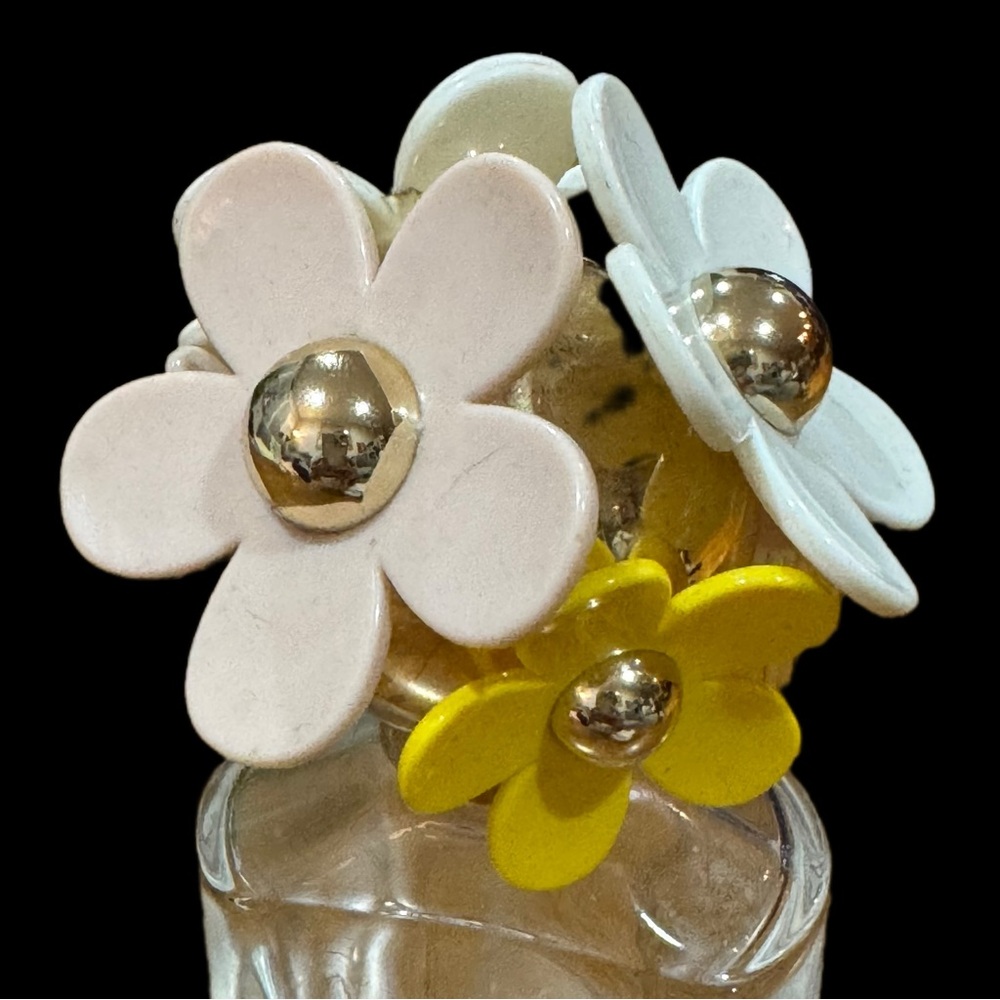 Empty Marc Jacobs Daisy Perfume with Cream and Yellow Floral Cap - Picture 5 of 7